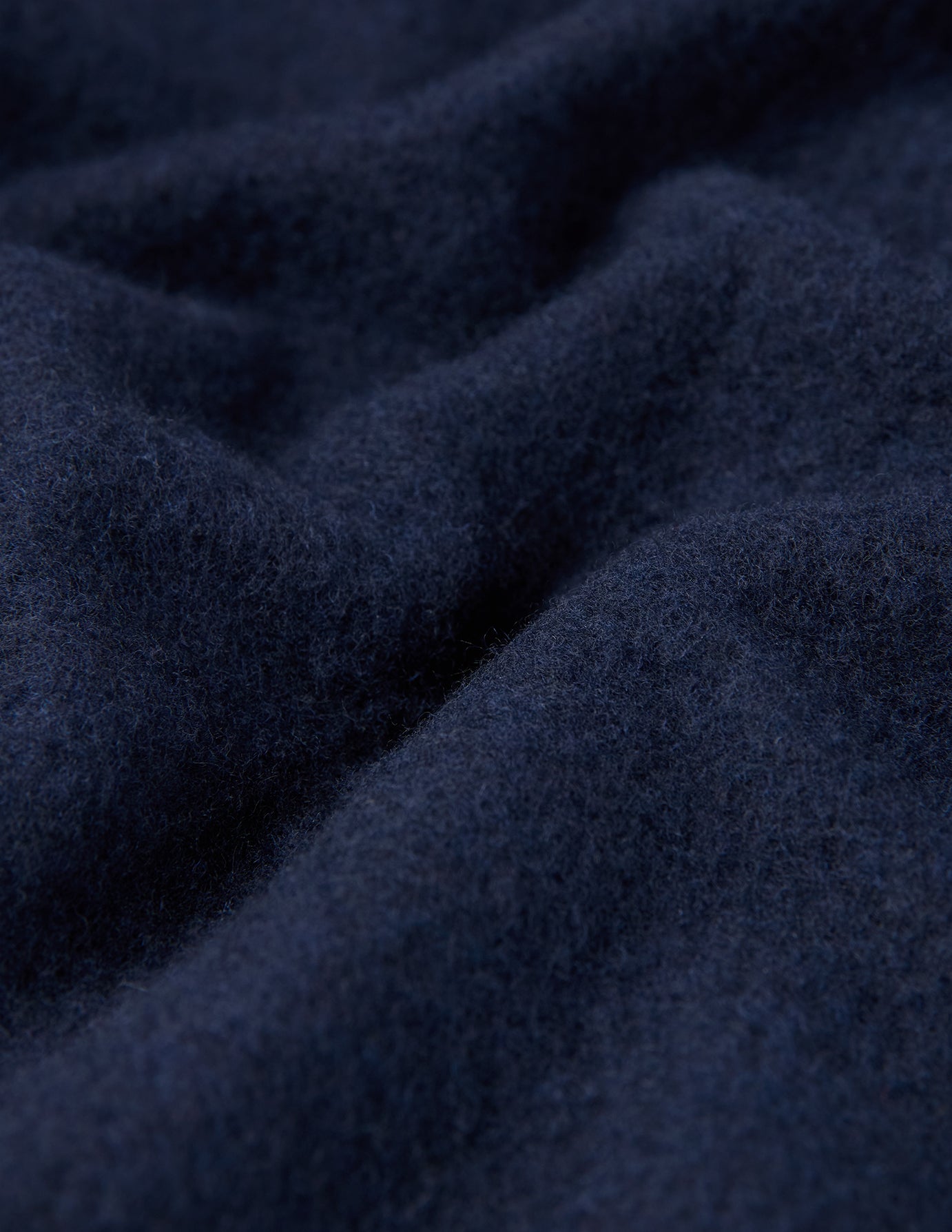 Nærbilde av det strukturerte, mørk marineblå stoffet i italiensk ullblanding på Double Layer Wool Overshirt Regular Dark Navy.